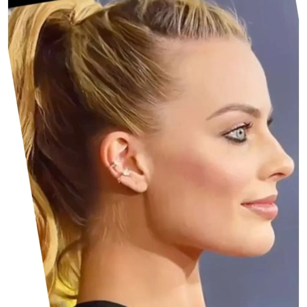 Margot Robbie side