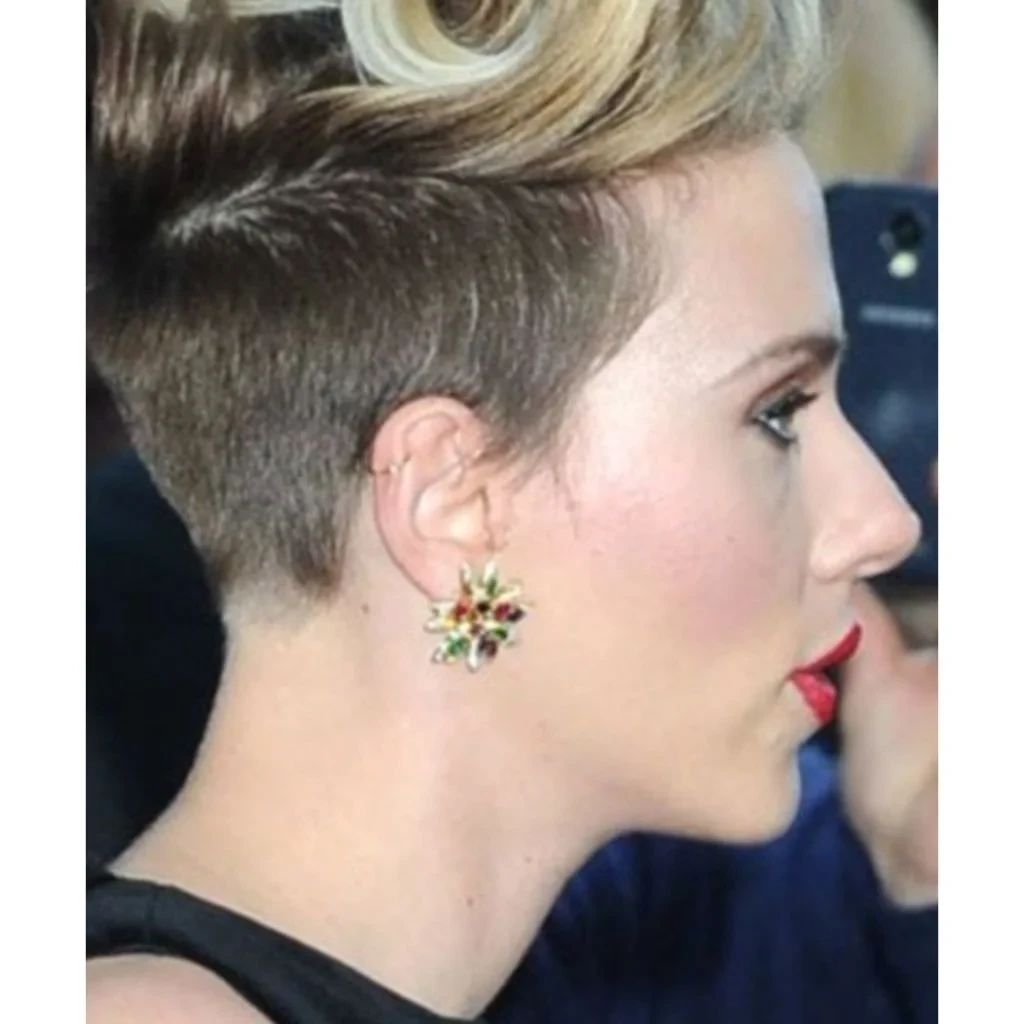 Scarlett Johansson side