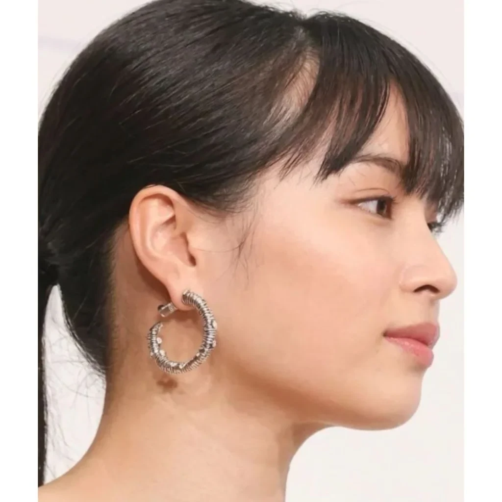 Suzu Hirose side